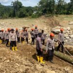 Pemulihan Akses Warga, Brimob Jambi Bangun Jembatan Darurat Antar Desa Kampung Tengah Timur dan Padang Landua