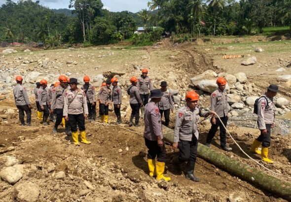 Pemulihan Akses Warga, Brimob Jambi Bangun Jembatan Darurat Antar Desa Kampung Tengah Timur dan Padang Landua