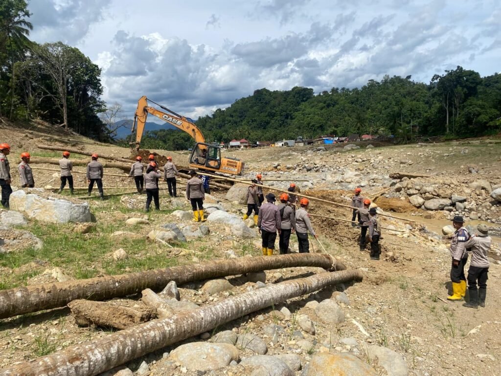 Pemulihan Akses Warga, Brimob Jambi Bangun Jembatan Darurat Antar Desa Kampung Tengah Timur dan Padang Landua