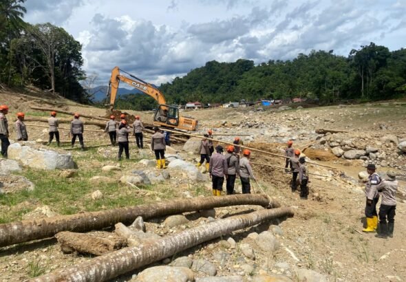 Pemulihan Akses Warga, Brimob Jambi Bangun Jembatan Darurat Antar Desa Kampung Tengah Timur dan Padang Landua