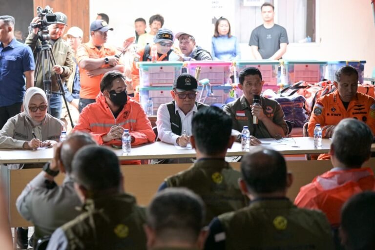 DEN K9 SAR DITPOLSATWA KORSABHARA BAHARKAM POLRI PERKUAT PENANGANAN BENCANA LONGSOR DI PASIRLANGU
