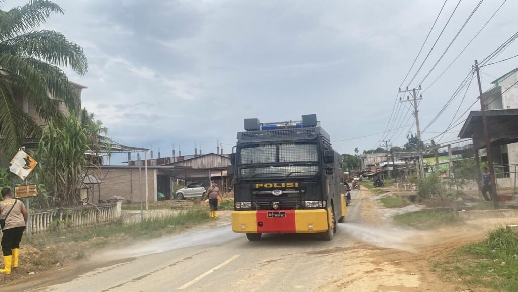 Cegah Risiko ISPA, Polres Aceh Selatan Terjunkan Water Cannon Bersihkan Debu Sisa Banjir