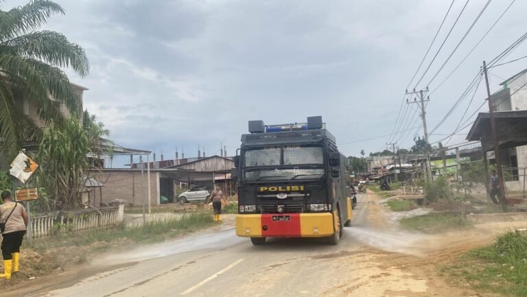 Cegah Risiko ISPA, Polres Aceh Selatan Terjunkan Water Cannon Bersihkan Debu Sisa Banjir