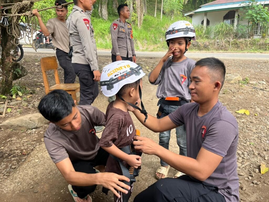 Trauma Healing Polri Hadirkan Flying Fox untuk Kembalikan Senyum Anak-Anak Terdampak Bencana di Kayu Pasak