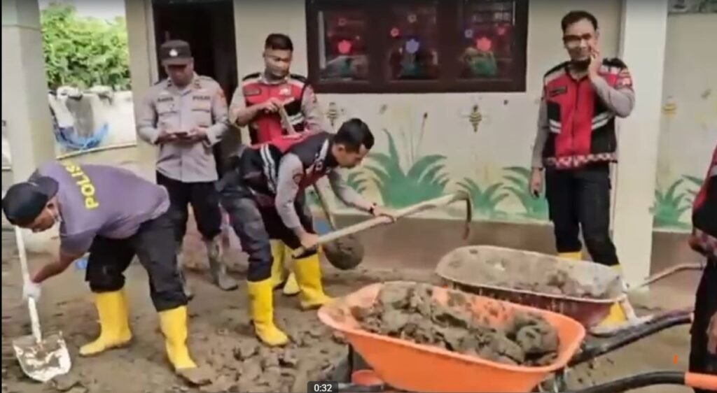 Gotong Royong Polri dan Masyarakat, Polres Pidie Jaya Percepat Pemulihan Pascabanjir dan Fasilitas Pendidikan