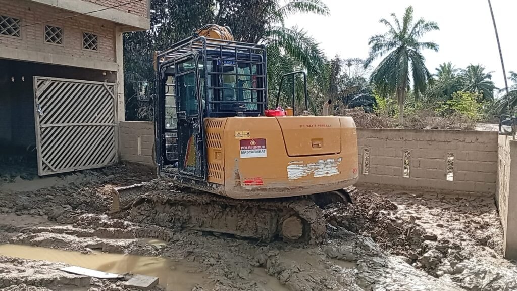 Polri Maksimalkan Bantuan dengan Kerahkan Alat Berat, Percepat Pemulihan Bencana di Sumatra