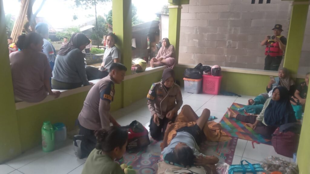 05-2Polri “All Out” Evakuasi, Hadirkan Randurlap dan Patroli Kesehatan Door to Door untuk Korban Banjir Karawang