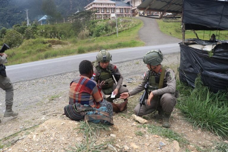 Sentuhan Kemanusiaan di Tengah Pegunungan Intan Jaya