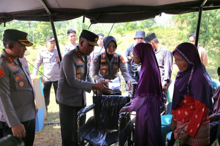 Kapolda Bengkulu Pimpin Offroad Jelajah Berkah Bhayangkara ke 2 di Batik Nau, Bengkulu Utara : Salurkan Bansos untuk Warga Terpencil