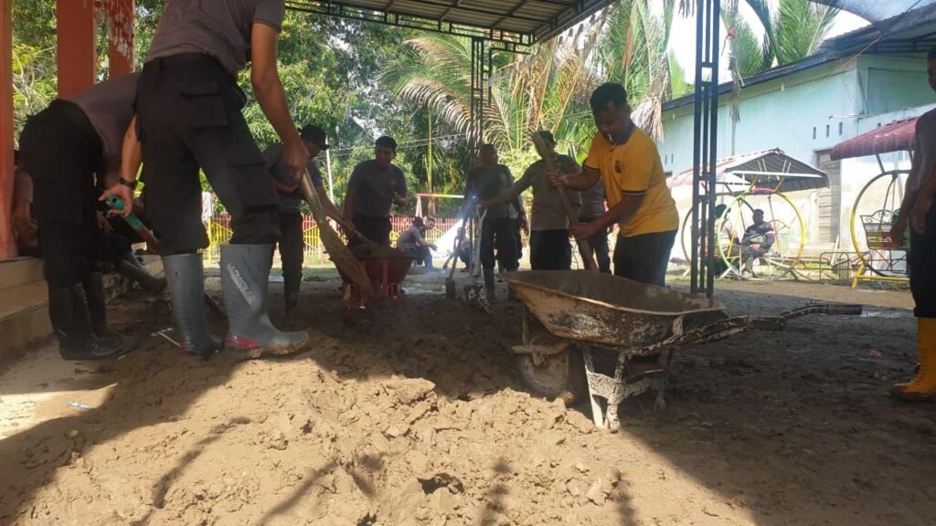 Pulihkan Sekolah Pascabanjir, Polres Bireuen Gotong Royong Bersihkan TK di Gandapura