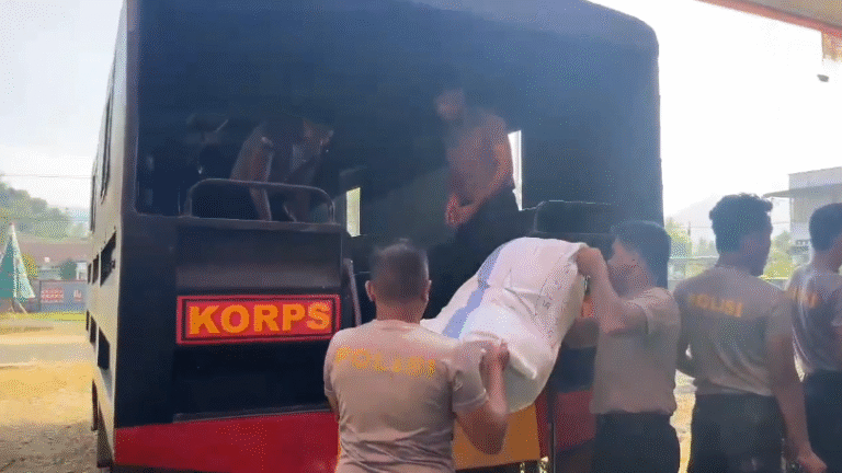 Brimob Polda Sumut Bersama Dinas Pendidikan Tapanuli Tengah Salurkan Bantuan Perlengkapan Sekolah ke Sekolah Darurat