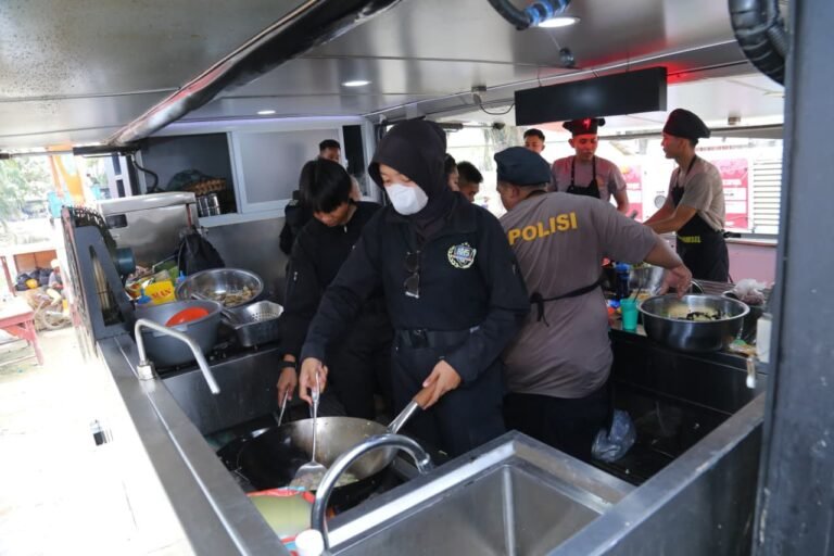 Hari ke-6 Latsitardanus 2026, Taruna Akpol Masak di Dapur Lapangan untuk Ratusan Warga Aceh Tamiang