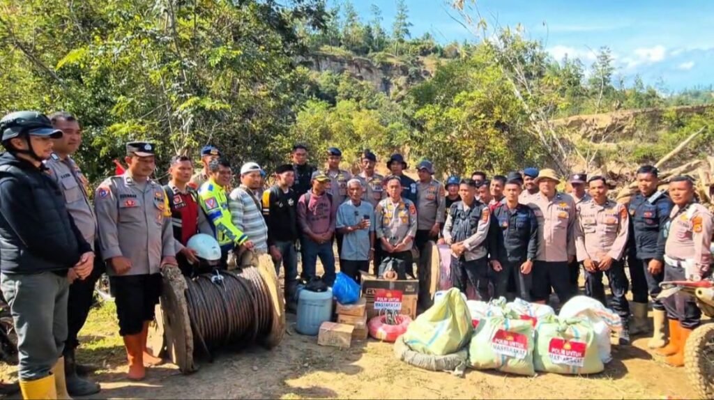 Tembus Medan Sulit, Polres Aceh Tengah Distribusikan Sembako dan Sling Baja ke Kemukiman Jamat