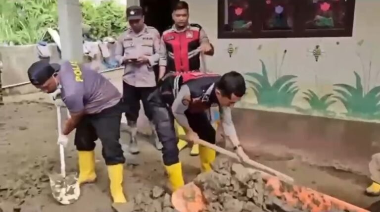 Polres Pidie Jaya Bersama Warga Gotong Royong Percepat Pemulihan Pascabanjir