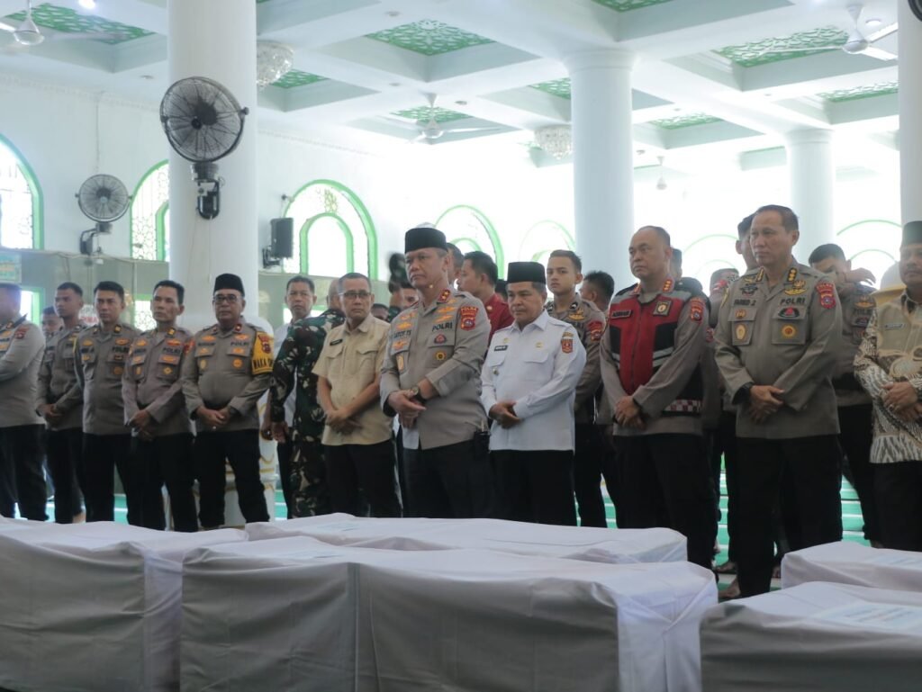 Kapolda Sumbar Pimpin Pemakaman Massal Korban Bencana Palembayan, 253 Orang Meninggal Dunia