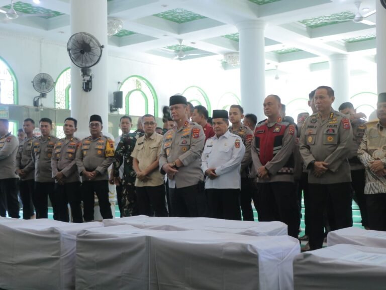 Kapolda Sumbar Pimpin Pemakaman Massal Korban Bencana Palembayan, 253 Orang Meninggal Dunia