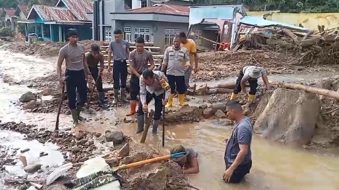 Gotong Royong Pascabanjir, Polri Pulihkan Drainase Tersumbat dan Gorong-gorong di Rusip Antara