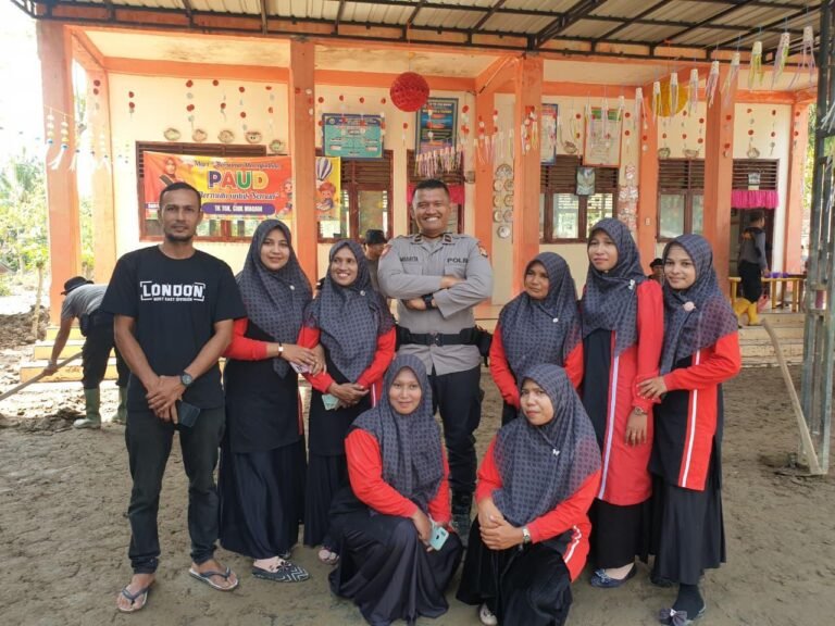 <!-- wp:gallery {"linkTo":"none"} --> <figure class="wp-block-gallery has-nested-images columns-default is-cropped"><!-- wp:image {"id":6743,"sizeSlug":"large","linkDestination":"none"} --> <figure class="wp-block-image size-large"><img src="https://literaturberita.com/wp-content/uploads/2026/01/WhatsApp-Image-2026-01-08-at-17.55.34-1024x576.jpeg" alt="" class="wp-image-6743"/></figure> <!-- /wp:image -->  <!-- wp:image {"id":6752,"sizeSlug":"large","linkDestination":"none"} --> <figure class="wp-block-image size-large"><img src="https://literaturberita.com/wp-content/uploads/2026/01/WhatsApp-Image-2026-01-08-at-17.55.35-1-1024x768.jpeg" alt="" class="wp-image-6752"/></figure> <!-- /wp:image -->  <!-- wp:image {"id":6749,"sizeSlug":"large","linkDestination":"none"} --> <figure class="wp-block-image size-large"><img src="https://literaturberita.com/wp-content/uploads/2026/01/WhatsApp-Image-2026-01-08-at-17.55.35-1024x576.jpeg" alt="" class="wp-image-6749"/></figure> <!-- /wp:image -->  <!-- wp:image {"id":6746,"sizeSlug":"large","linkDestination":"none"} --> <figure class="wp-block-image size-large"><img src="https://literaturberita.com/wp-content/uploads/2026/01/WhatsApp-Image-2026-01-08-at-17.55.36-1-1024x576.jpeg" alt="" class="wp-image-6746"/></figure> <!-- /wp:image -->  <!-- wp:image {"id":6747,"sizeSlug":"large","linkDestination":"none"} --> <figure class="wp-block-image size-large"><img src="https://literaturberita.com/wp-content/uploads/2026/01/WhatsApp-Image-2026-01-08-at-17.55.36-1024x576.jpeg" alt="" class="wp-image-6747"/></figure> <!-- /wp:image -->  <!-- wp:image {"id":6751,"sizeSlug":"large","linkDestination":"none"} --> <figure class="wp-block-image size-large"><img src="https://literaturberita.com/wp-content/uploads/2026/01/WhatsApp-Image-2026-01-08-at-17.55.37-1-1024x576.jpeg" alt="" class="wp-image-6751"/></figure> <!-- /wp:image -->  <!-- wp:image {"id":6750,"sizeSlug":"large","linkDestination":"none"} --> <figure class="wp-block-image size-large"><img src="https://literaturberita.com/wp-content/uploads/2026/01/WhatsApp-Image-2026-01-08-at-17.55.37-1024x576.jpeg" alt="" class="wp-image-6750"/></figure> <!-- /wp:image -->  <!-- wp:image {"id":6748,"sizeSlug":"large","linkDestination":"none"} --> <figure class="wp-block-image size-large"><img src="https://literaturberita.com/wp-content/uploads/2026/01/WhatsApp-Image-2026-01-08-at-17.55.38-1-1024x576.jpeg" alt="" class="wp-image-6748"/></figure> <!-- /wp:image -->  <!-- wp:image {"id":6754,"sizeSlug":"large","linkDestination":"none"} --> <figure class="wp-block-image size-large"><img src="https://literaturberita.com/wp-content/uploads/2026/01/WhatsApp-Image-2026-01-08-at-17.55.38-1024x576.jpeg" alt="" class="wp-image-6754"/></figure> <!-- /wp:image -->  <!-- wp:image {"id":6744,"sizeSlug":"large","linkDestination":"none"} --> <figure class="wp-block-image size-large"><img src="https://literaturberita.com/wp-content/uploads/2026/01/WhatsApp-Image-2026-01-08-at-17.55.39-1-1024x576.jpeg" alt="" class="wp-image-6744"/></figure> <!-- /wp:image -->  <!-- wp:image {"id":6745,"sizeSlug":"large","linkDestination":"none"} --> <figure class="wp-block-image size-large"><img src="https://literaturberita.com/wp-content/uploads/2026/01/WhatsApp-Image-2026-01-08-at-17.55.39-2-1024x576.jpeg" alt="" class="wp-image-6745"/></figure> <!-- /wp:image -->  <!-- wp:image {"id":6753,"sizeSlug":"large","linkDestination":"none"} --> <figure class="wp-block-image size-large"><img src="https://literaturberita.com/wp-content/uploads/2026/01/WhatsApp-Image-2026-01-08-at-17.55.39-1024x768.jpeg" alt="" class="wp-image-6753"/></figure> <!-- /wp:image --></figure> <!-- /wp:gallery -->  <!-- wp:paragraph --> <p>Bireuen — Kepolisian Resor Bireuen kembali menunjukkan kepeduliannya terhadap pemulihan fasilitas pendidikan pascabencana banjir dengan melaksanakan gotong royong pembersihan di TK Tgk Chik Makam, Desa Samuti Aman, Kecamatan Gandapura, Kabupaten Bireuen, Rabu (7/1/2026).</p> <!-- /wp:paragraph -->  <!-- wp:paragraph --> <p>Sejak pukul 09.30 WIB, personel Polres Bireuen turun langsung membersihkan lingkungan sekolah yang terdampak banjir. Lumpur dan sisa material banjir yang menggenangi halaman, ruang bermain, serta akses menuju ruang kelas dibersihkan secara menyeluruh agar proses belajar mengajar dapat kembali berlangsung dengan aman dan nyaman.</p> <!-- /wp:paragraph -->  <!-- wp:paragraph --> <p>Kegiatan gotong royong ini dipimpin oleh Kasatresnarkoba Polres Bireuen selaku ketua tim dan diikuti oleh personel Polres Bireuen. Dalam pelaksanaannya, personel juga berkoordinasi dengan pihak sekolah guna memastikan pemulihan fasilitas berjalan optimal serta tepat sasaran.</p> <!-- /wp:paragraph -->  <!-- wp:paragraph --> <p>Kapolres Bireuen, AKBP Tuschad Cipta Herdani, S.I.K., M.Med.Kom., yang turut hadir di lokasi, menegaskan bahwa pemulihan fasilitas pendidikan menjadi salah satu prioritas Polri pascabencana.</p> <!-- /wp:paragraph -->  <!-- wp:paragraph --> <p>“Sekolah merupakan tempat yang sangat penting bagi tumbuh kembang dan masa depan anak-anak. Oleh karena itu, Polri hadir untuk membantu memastikan lingkungan sekolah kembali bersih, aman, dan siap digunakan. Kami ingin anak-anak bisa kembali belajar dengan nyaman tanpa rasa khawatir,” ujar Kapolres.</p> <!-- /wp:paragraph -->  <!-- wp:paragraph --> <p>Sementara itu, Kepala TK Tgk Chik Makam Desa Samuti, Munawarah, menyampaikan rasa terima kasih dan apresiasi atas kepedulian Polres Bireuen terhadap sekolah yang dipimpinnya.</p> <!-- /wp:paragraph -->  <!-- wp:paragraph --> <p>“Kami sangat bersyukur dan berterima kasih kepada Bapak Kapolres Bireuen beserta seluruh personel yang telah membantu membersihkan sekolah kami. Pascabanjir, kondisi sekolah cukup memprihatinkan dan kami kesulitan membersihkannya sendiri. Dengan adanya bantuan ini, sekolah kami kini siap kembali digunakan untuk kegiatan belajar anak-anak,” ungkapnya.</p> <!-- /wp:paragraph -->  <!-- wp:paragraph --> <p>Selain melakukan pembersihan, Polres Bireuen juga memberikan imbauan kepada pihak sekolah dan masyarakat sekitar agar tetap meningkatkan kewaspadaan terhadap potensi banjir susulan, terutama saat intensitas hujan meningkat.</p> <!-- /wp:paragraph -->  <!-- wp:paragraph --> <p>Kegiatan gotong royong ini mendapat sambutan positif dari pihak sekolah dan warga setempat. Kehadiran Polri tidak hanya mempercepat pemulihan fasilitas pendidikan, tetapi juga menghadirkan rasa aman serta semangat kebersamaan dalam menghadapi dampak bencana.</p> <!-- /wp:paragraph -->  <!-- wp:paragraph --> <p>Melalui aksi kemanusiaan ini, Polres Bireuen kembali menegaskan komitmennya untuk selalu hadir di tengah masyarakat, tidak hanya dalam menjaga keamanan dan ketertiban, tetapi juga dalam mendukung pemulihan kehidupan sosial dan pendidikan pascabencana.</p> <!-- /wp:paragraph -->