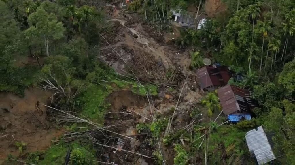 Di Tengah Lumpur dan Harapan, Polri Bersama Warga Buka Akses Jalan Kampung Setie Pascabencana