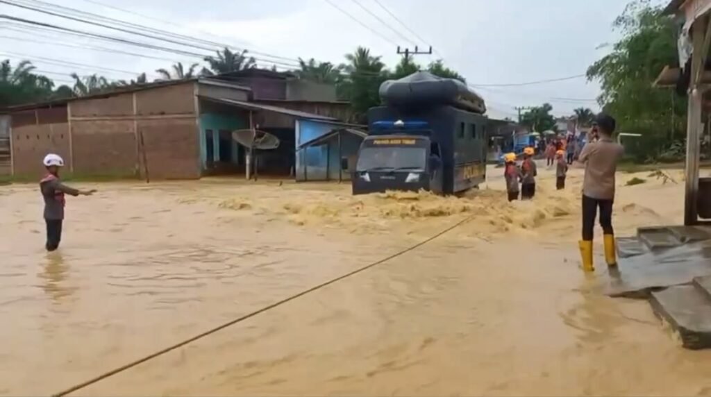 Hujan Lebat Picu Banjir Susulan, Kapolres Aceh Timur Siagakan Perahu Evakuasi di Sejumlah Gampong