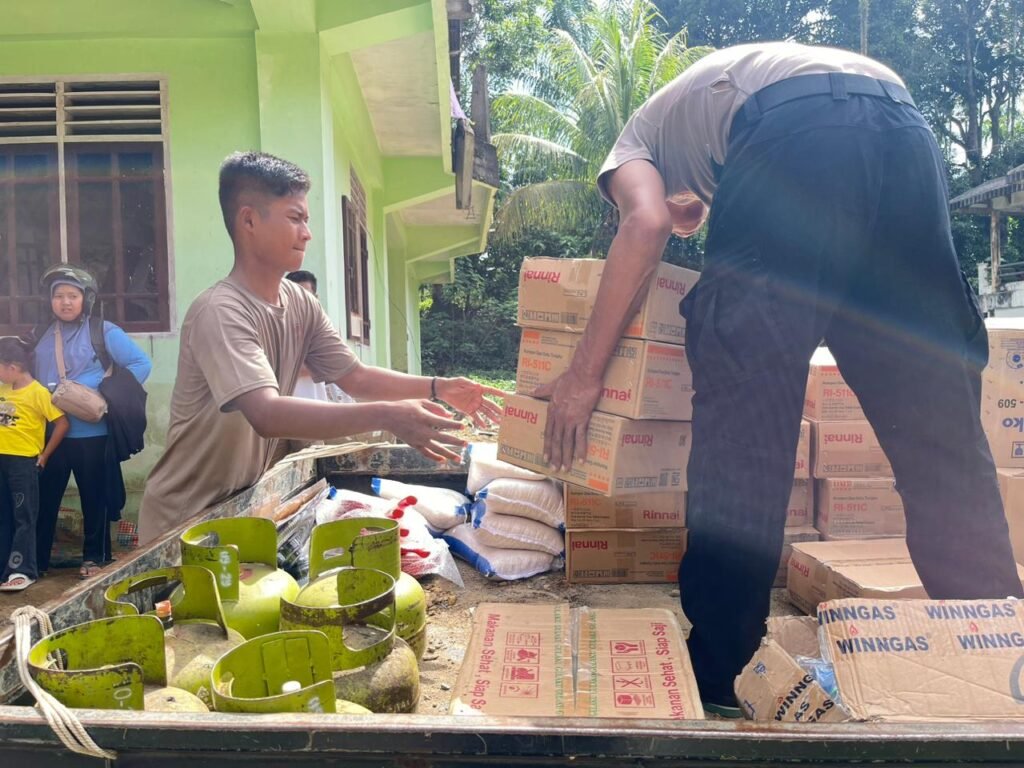 Tim SAR Brimob BKO Polda Sumbar Lakukan Pencarian Korban dan Salurkan Bantuan Banjir di Palembayan