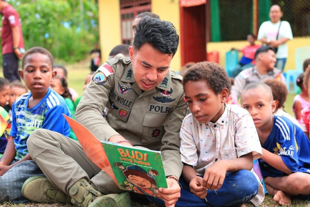 Personel Ops Damai Cartenz 2026 Hadirkan Keceriaan Lewat Belajar dan Bermain Bersama Anak Taman Baca Koya Tengah