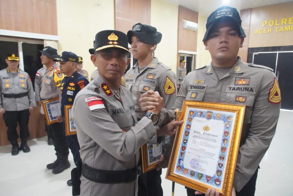 Kapolda Aceh Beri Penghargaan kepada Danyon Taruna Akpol dan Taruna Akpol atas Dedikasi Kemanusiaan di Aceh Tamiang