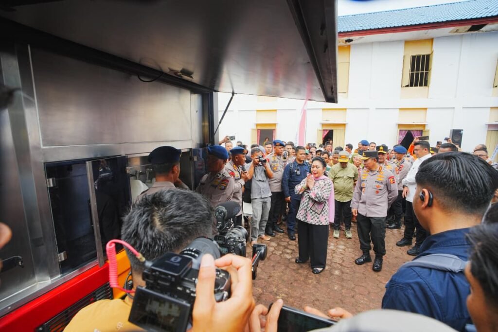 Tinjau Hunian Sementara Korban Bencana di Tapteng, Kapolri-Ketua Komisi IV Salurkan 16 Truk Bantuan Kemanusiaan