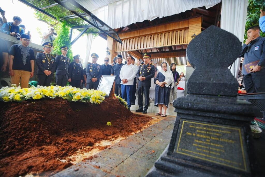 Hadiri Pemakaman, Kapolri : Pesan Eyang Meri Jadi Inspirasi dan Semangat Keluarga Besar Polri