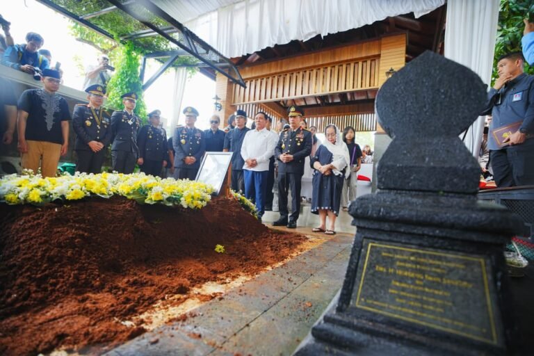 Hadiri Pemakaman, Kapolri : Pesan Eyang Meri Jadi Inspirasi dan Semangat Keluarga Besar Polri