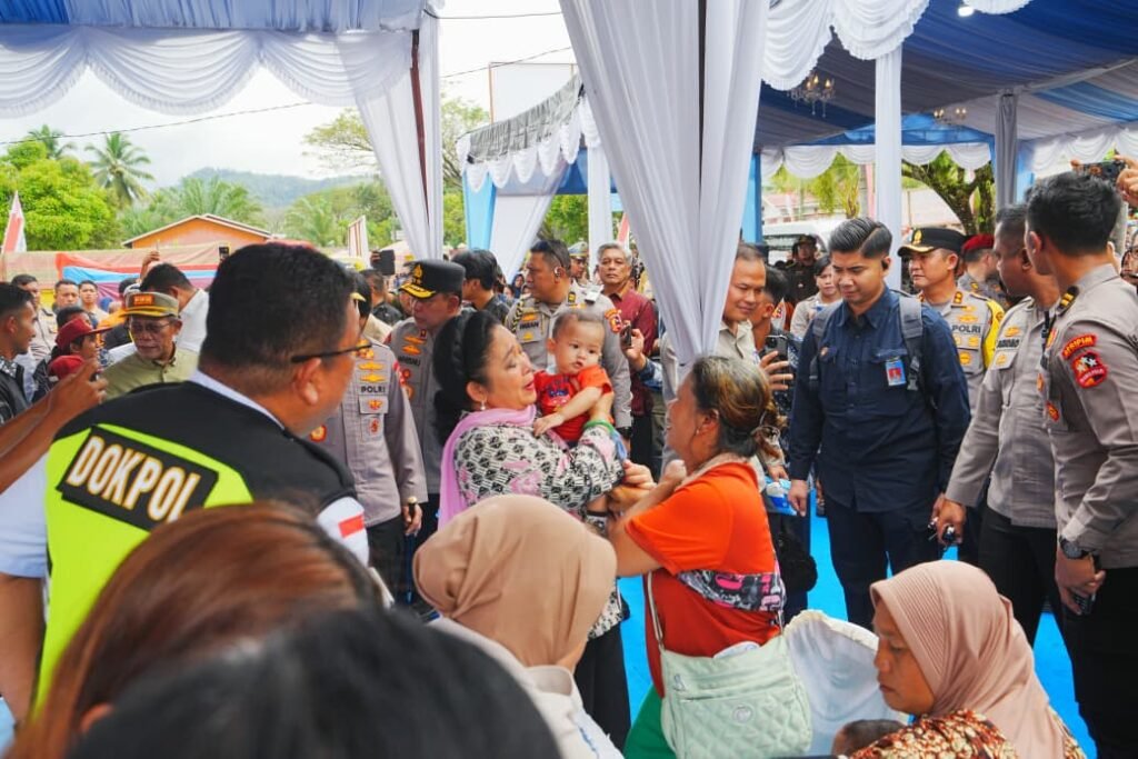 Tinjau Huntara dan Beri Bantuan Buat Korban Bencana di Tapanuli Tengah, Titiek Soeharto Apresiasi Polri