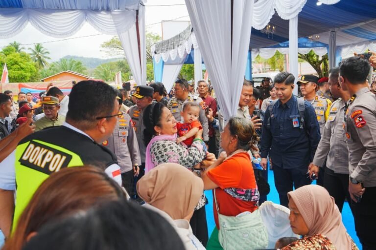 Tinjau Huntara dan Beri Bantuan Buat Korban Bencana di Tapanuli Tengah, Titiek Soeharto Apresiasi Polri