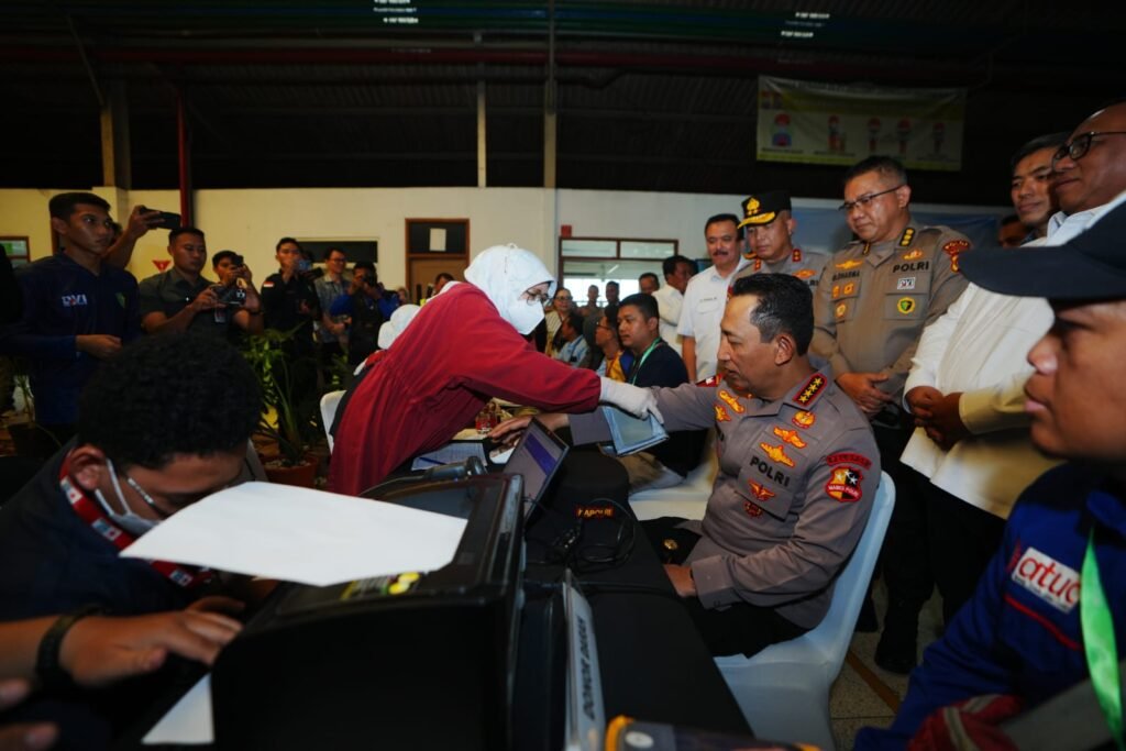 Momen Kapolri Ikut Donor Darah saat Hadiri Baksos HUT ke-53 Buruh KSPSI