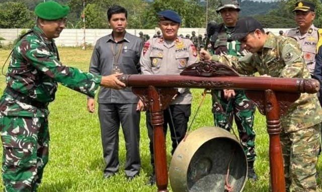 Dukung Program TMMD Ke-127, Batalyon A Pelopor Brimob Polda Bengkulu Ikut Upacara di SMAN 03 Curup Utara