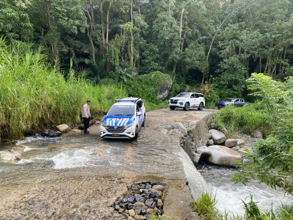 Wakapolda NTT Tinjau SMP Negeri 48 Sa Ate Gaikiu, Dirikan Tenda Darurat dan Salurkan Bantuan Pendidikan