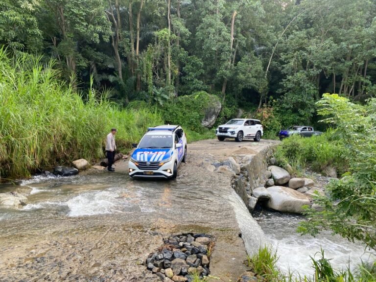 Wakapolda NTT Tinjau SMP Negeri 48 Sa Ate Gaikiu, Dirikan Tenda Darurat dan Salurkan Bantuan Pendidikan