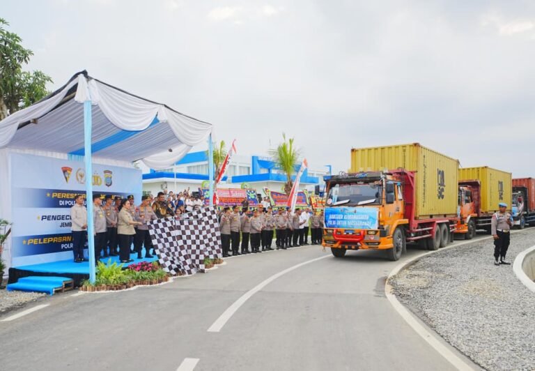 Hadiri Pelepasan 22 Kontainer Bantuan Kemanusiaan Korban Bencana Sumatra, Ketua Komisi IV DPR RI Apresiasi Polri