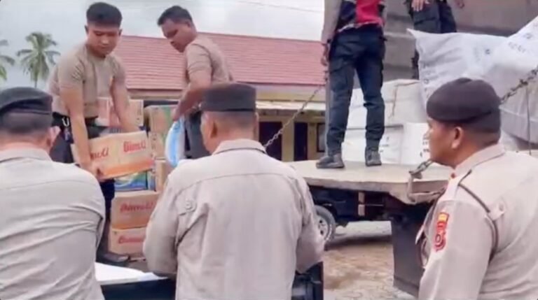 Wujudkan Kepedulian Polri, Polres Aceh Timur Salurkan Bantuan Logistik Kapolri ke 14 Titik Pengungsian Banjir