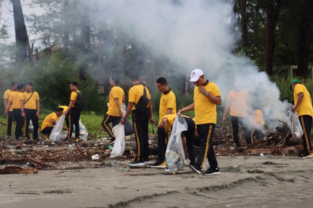 Sejalan Arahan Presiden Gerakan Indonesia Asri, Kapolda Bengkulu Konsisten Jalankan Program Bersih Pantai GEMPAR