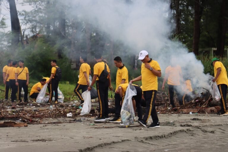 Sejalan Arahan Presiden Gerakan Indonesia Asri, Kapolda Bengkulu Konsisten Jalankan Program Bersih Pantai GEMPAR