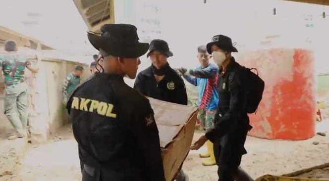 Taruna Akpol Latsitardanus di Aceh Tamiang, Bersihkan Lumpur Pasar hingga Santuni Korban Hanyut
