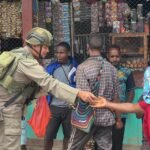 Hadirkan Pendekatan Diri dengan Masyarakat, Personel Ops Damai Cartenz Belanja dan Berbagi di Sinak