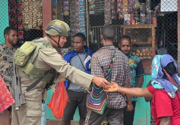 Hadirkan Pendekatan Diri dengan Masyarakat, Personel Ops Damai Cartenz Belanja dan Berbagi di Sinak