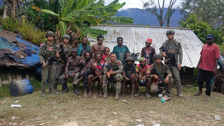 Patroli Humanis di Intan Jaya, Satgas Ops Damai Cartenz Duduk dan Berdialog dengan Warga