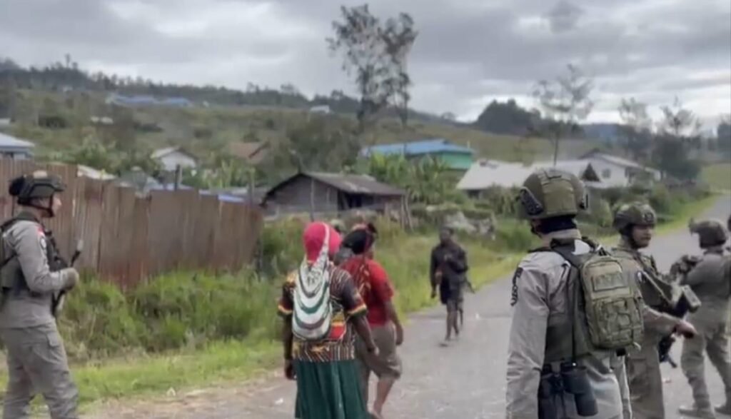 Patroli Humanis Ops Damai Cartenz Hadirkan Senyum dan Rasa Aman bagi Warga Sinak