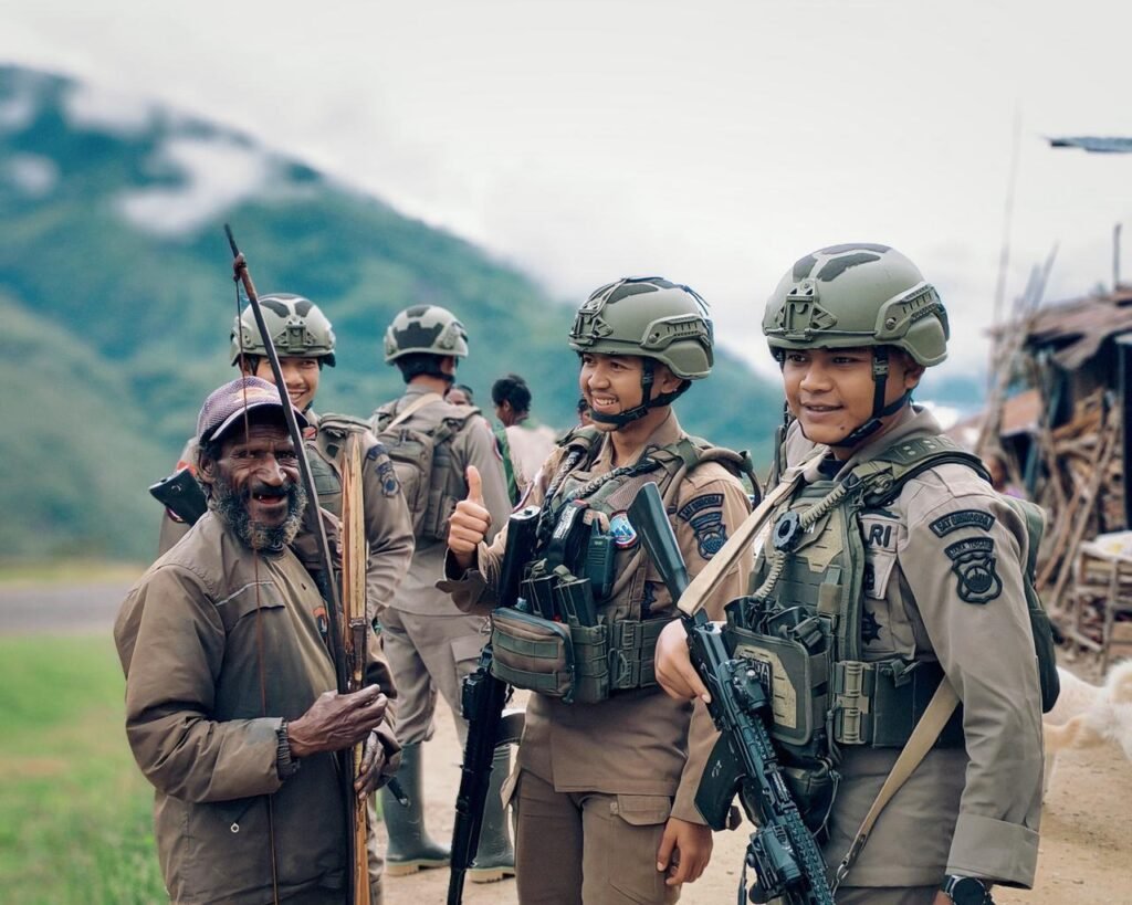 Patroli Dialogis Satgas Damai Cartenz Hadirkan Rasa Aman di Tengah Aktivitas Warga Kiwirok