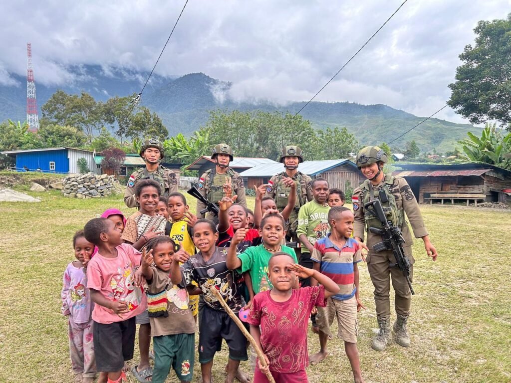 Polisi Hadir Menyapa Warga di Kulirik, Pendekatan Humanis Satgas Damai Cartenz Perkuat Rasa Aman