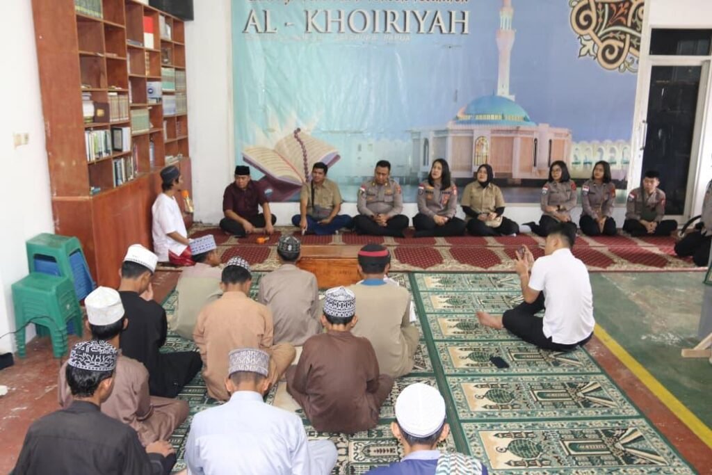 Satgas Ops Damai Cartenz Salurkan Bantuan Sosial, Hangatkan Hati Santri dan Anak Panti di Jayapura