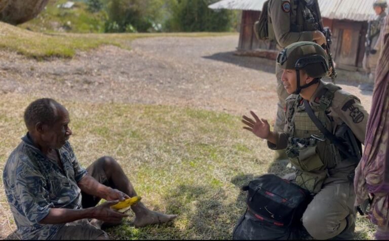 Satgas Damai Cartenz Gelar Patroli dan Pelayanan Kesehatan di Sinak