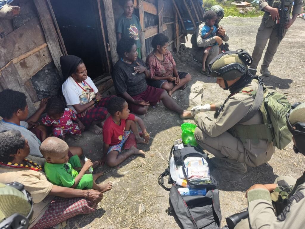 Satgas Damai Cartenz Laksanakan Patroli dan Layanan Kesehatan di Pengungsian Gigobak Sinak, Wujud Nyata Kepedulian kepada Warga